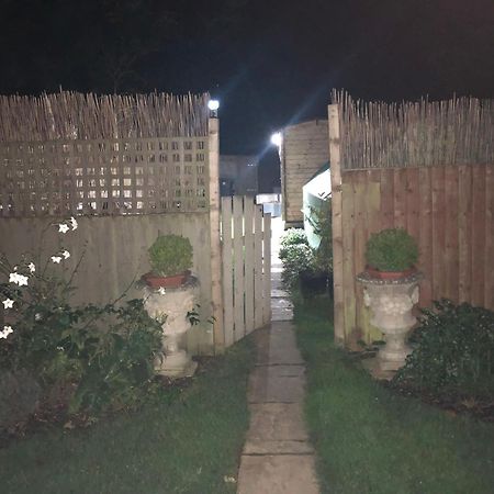 סליסבורי Cosy Garden Log Cabin מראה חיצוני תמונה