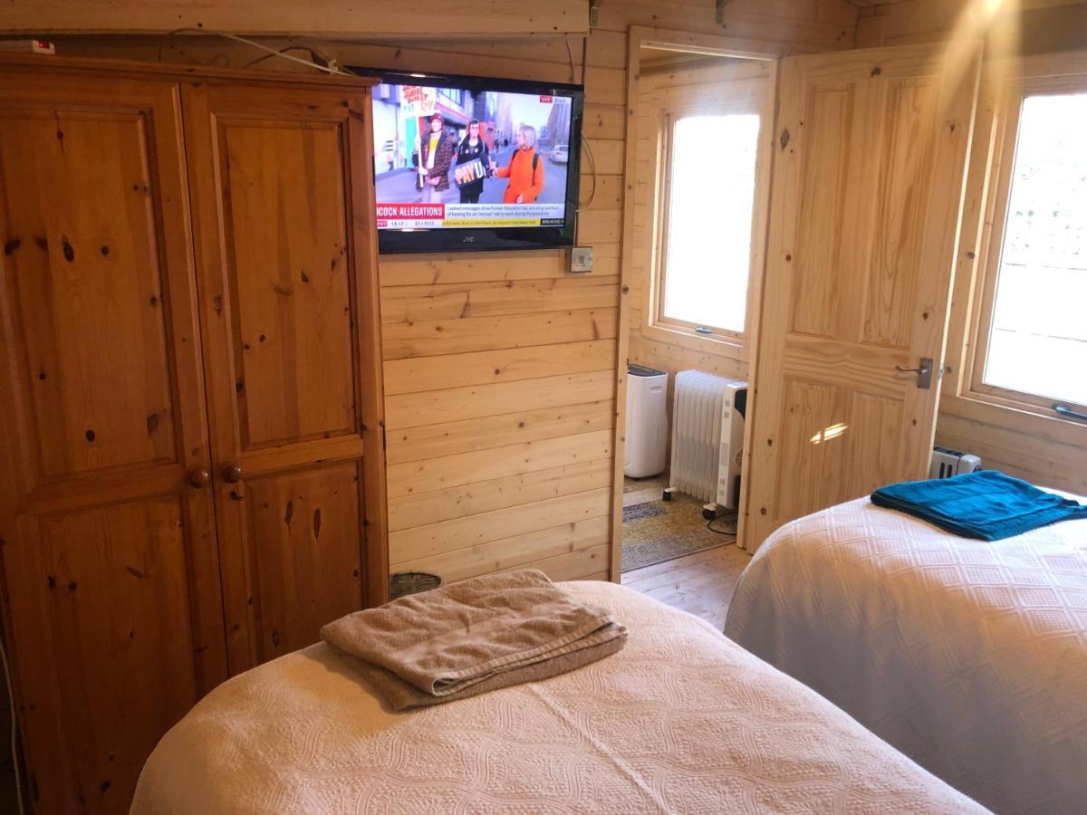סליסבורי Cosy Garden Log Cabin מראה חיצוני תמונה